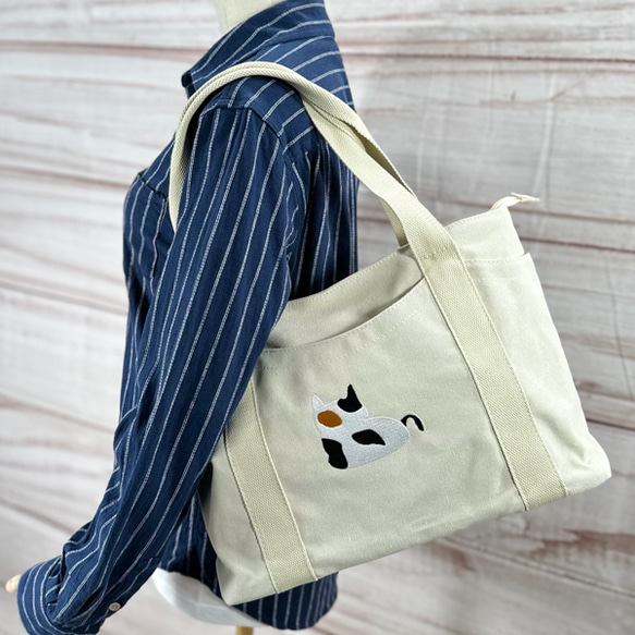 【送料無料】お餅猫の刺繍 たっぷりポケット付き キャンバス Zip式 トートバッグ 13枚目の画像