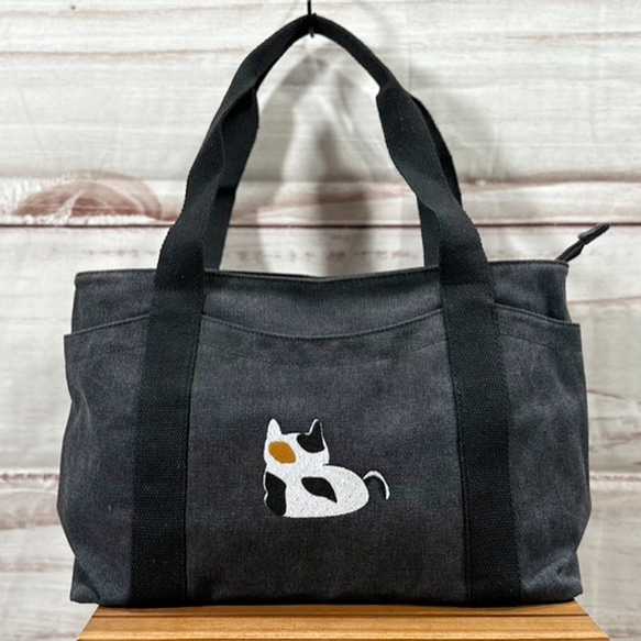 【送料無料】お餅猫の刺繍 たっぷりポケット付き キャンバス Zip式 トートバッグ 1枚目の画像