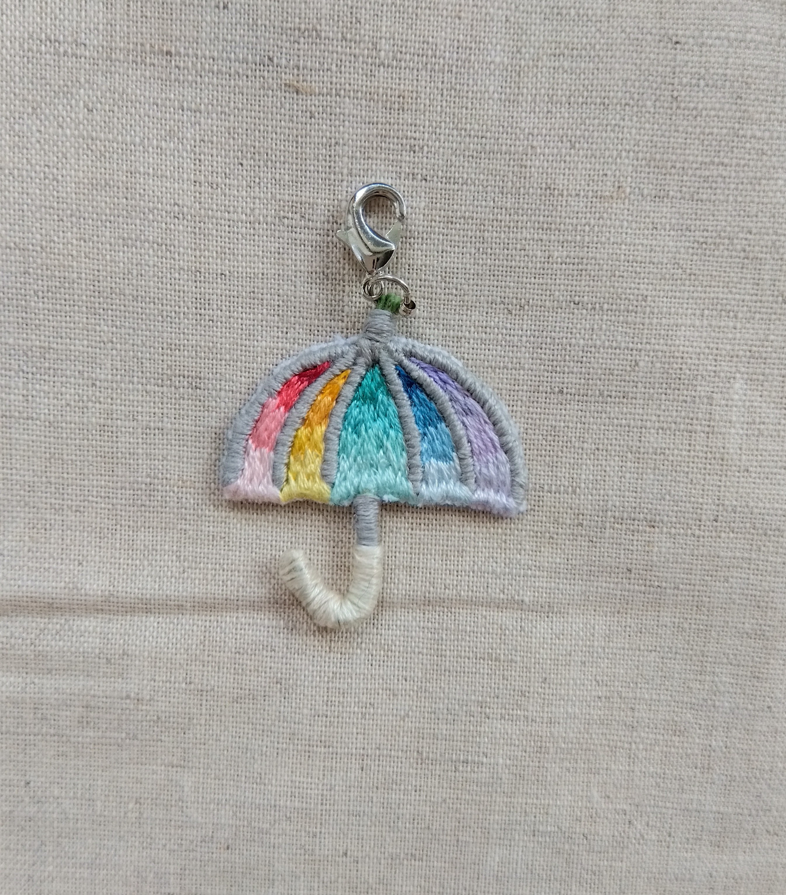 【お得】 2点 ⚠️ ハンドメイドチャーム レインボー様 アクセサリー
