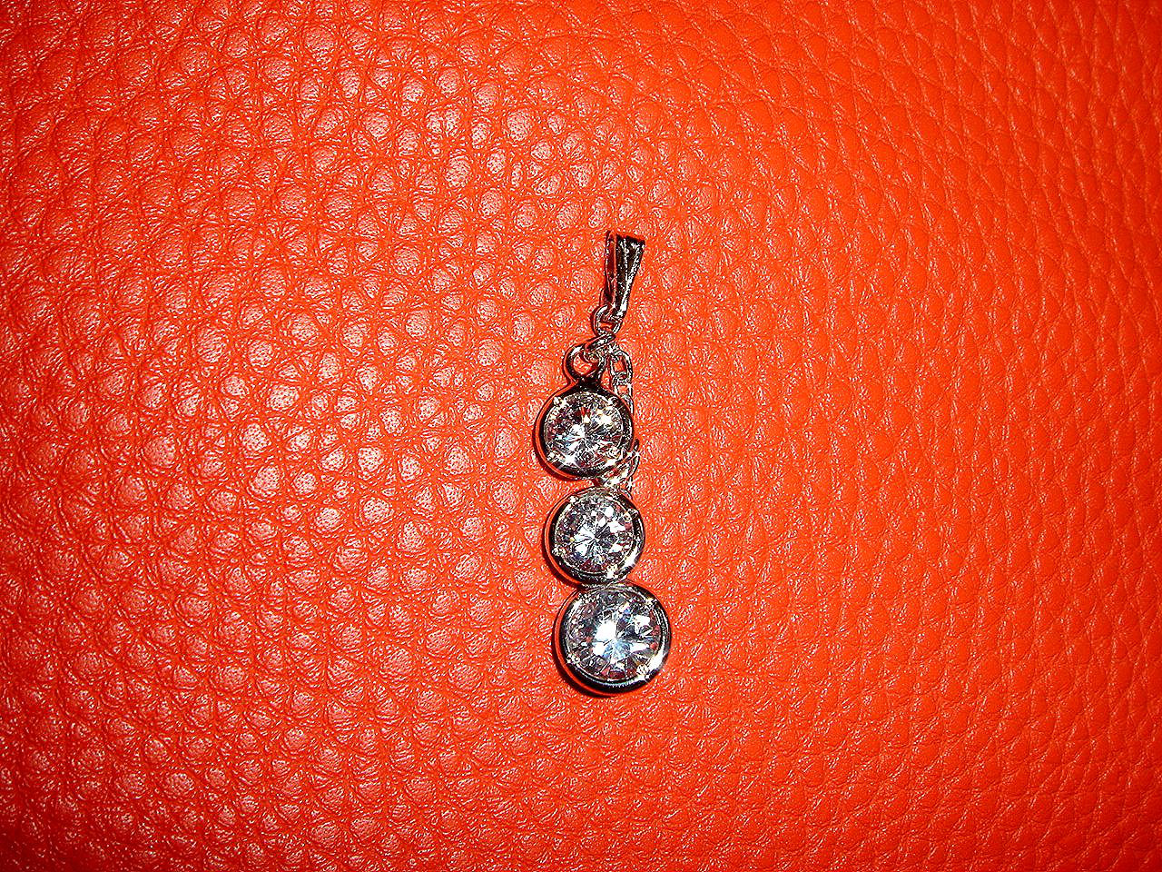 シンプルで豪華なペンダントトップジュエリーです。 925 キュービック ssl