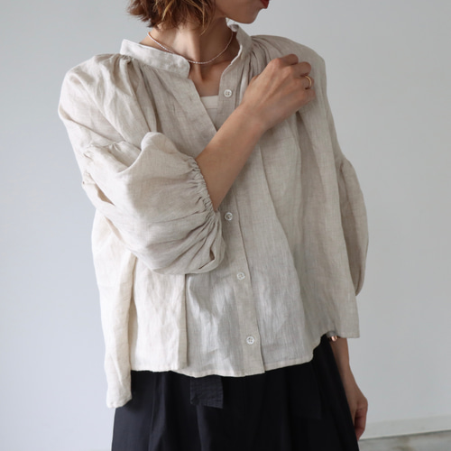 ボリューム袖のリネンシャツ／リネンギャザーブラウス／生成り