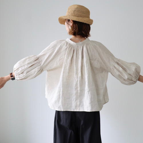 ボリューム袖のリネンシャツ／リネンギャザーブラウス／生成り