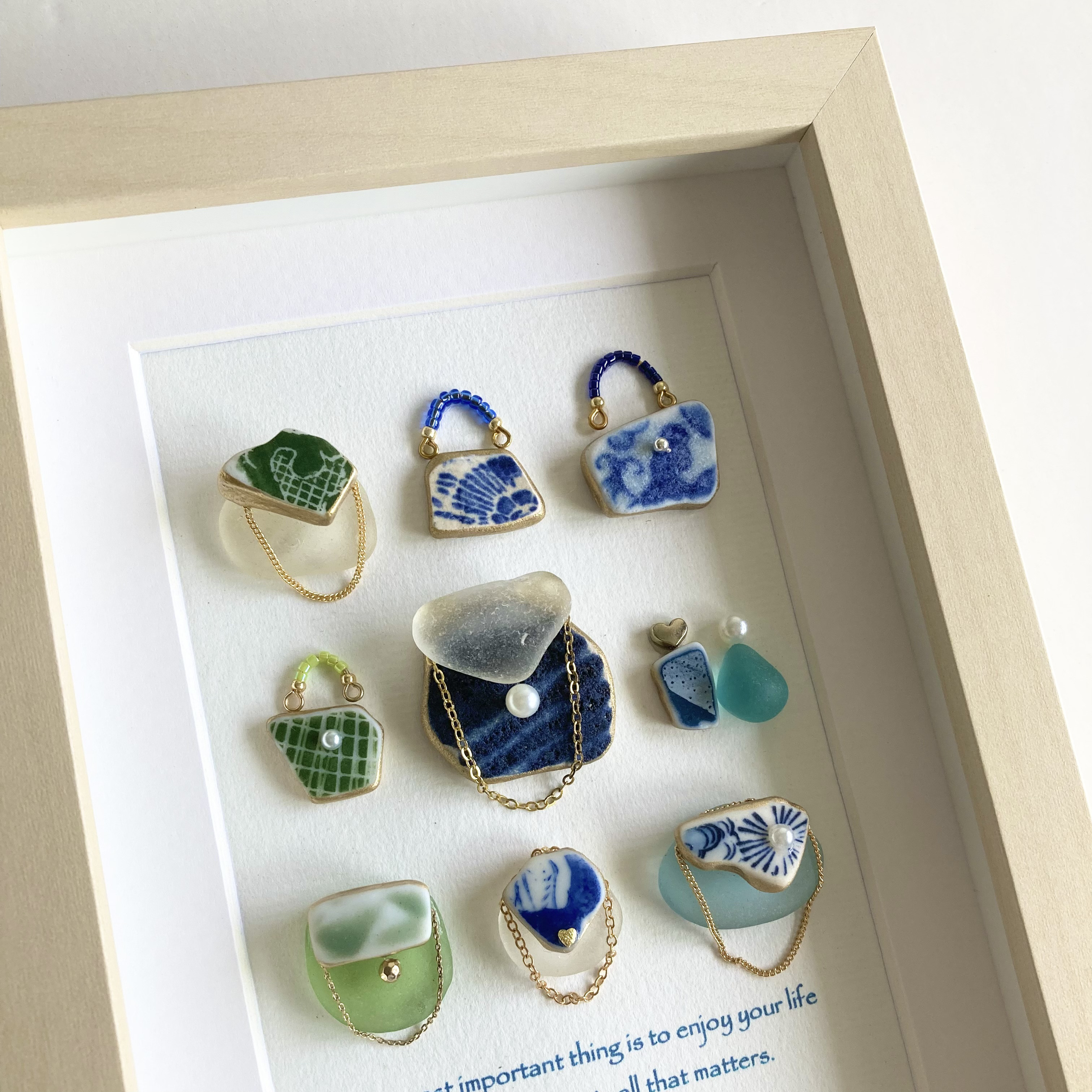 【Nao 思いやりの心で】シーグラスアート<縫いぐるみ&花瓶>レア一点物 シーグラスアート 【いたずらな猫ちゃん】インテリア雑貨 置物 アート