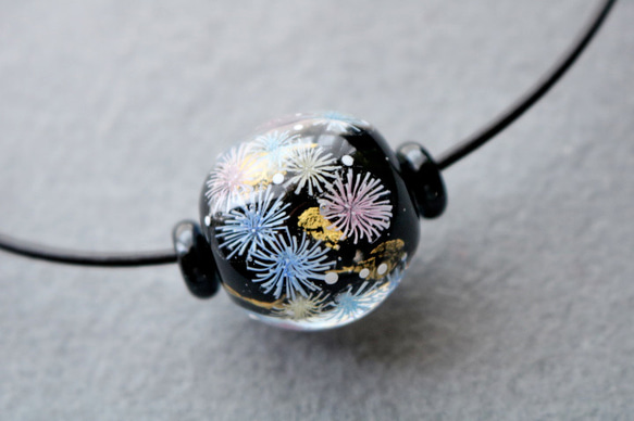 花火のとんぼ玉（ガラス玉）金箔入り ネックレス・ペンダント 富松望