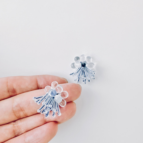 minne特集掲載】ドットと青ストライプガラスビーズ刺繍イヤリング 