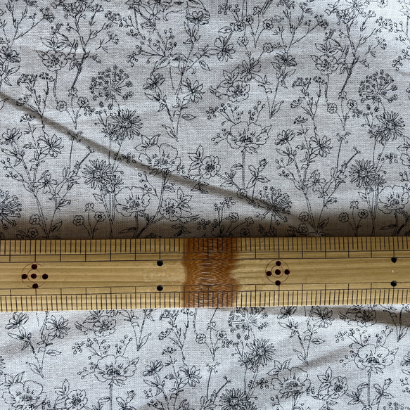 日本製 綿麻シーチング 線描き小花柄 生成り50cm〜 5枚目の画像
