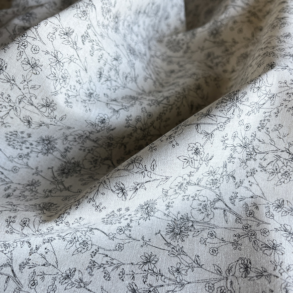 日本製 綿麻シーチング 線描き小花柄 生成り50cm〜 4枚目の画像