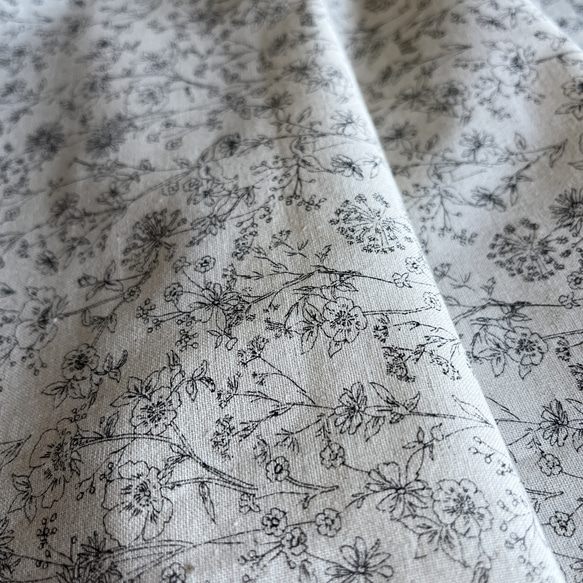 日本製 綿麻シーチング 線描き小花柄 生成り50cm〜 2枚目の画像
