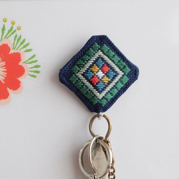 こぎん刺しタイルみたいなマグネットフック【玄関ドア☺︎刺繍】デニムリメイク☺︎冷蔵庫☺︎マグネット☺︎キーフック 8枚目の画像