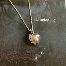 オパールにぴたっ カエルのネックレス 2枚目の画像