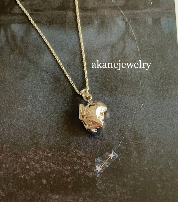 オパールにぴたっ カエルのネックレス 2枚目の画像