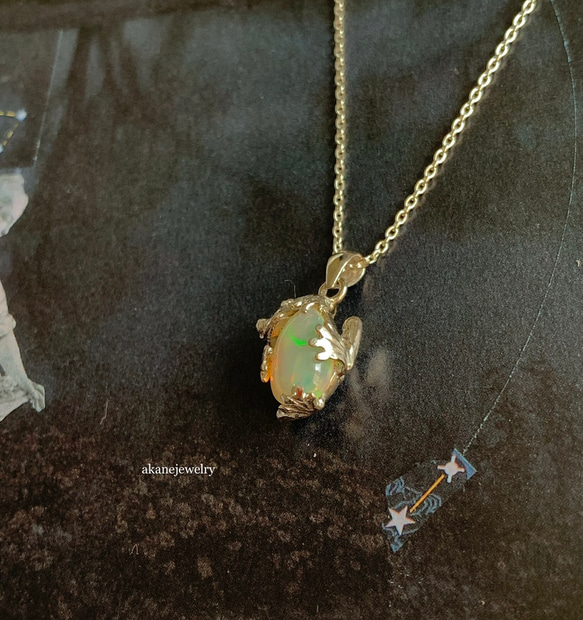 オパールにぴたっ カエルのネックレス 5枚目の画像