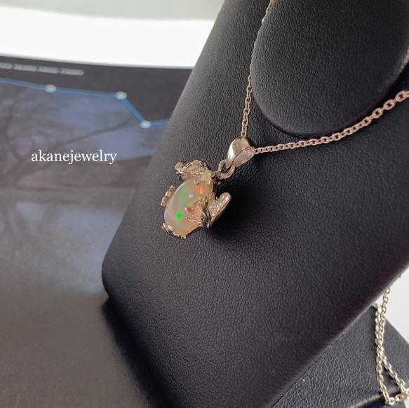 オパールにぴたっ カエルのネックレス 4枚目の画像