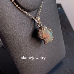 オパールにぴたっ カエルのネックレス 3枚目の画像