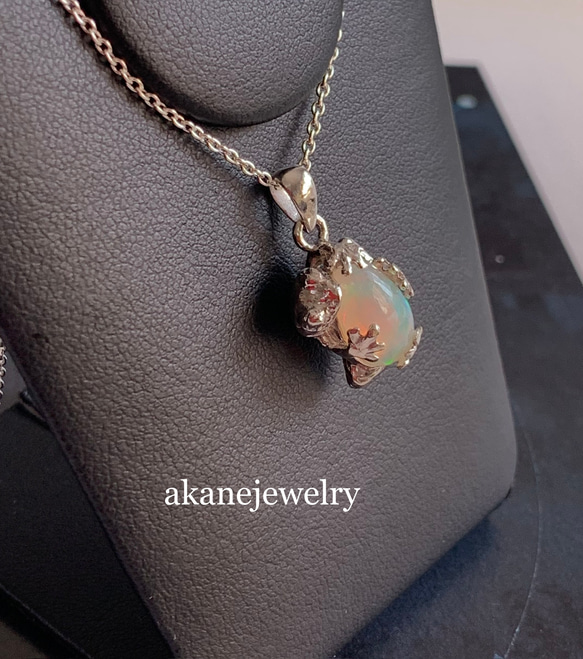 オパールにぴたっ カエルのネックレス 3枚目の画像