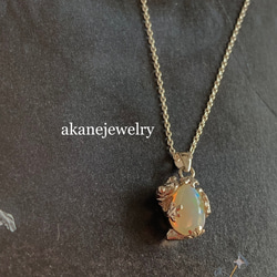 オパールにぴたっ カエルのネックレス 1枚目の画像