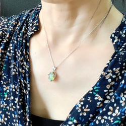オパールにぴたっ カエルのネックレス 9枚目の画像