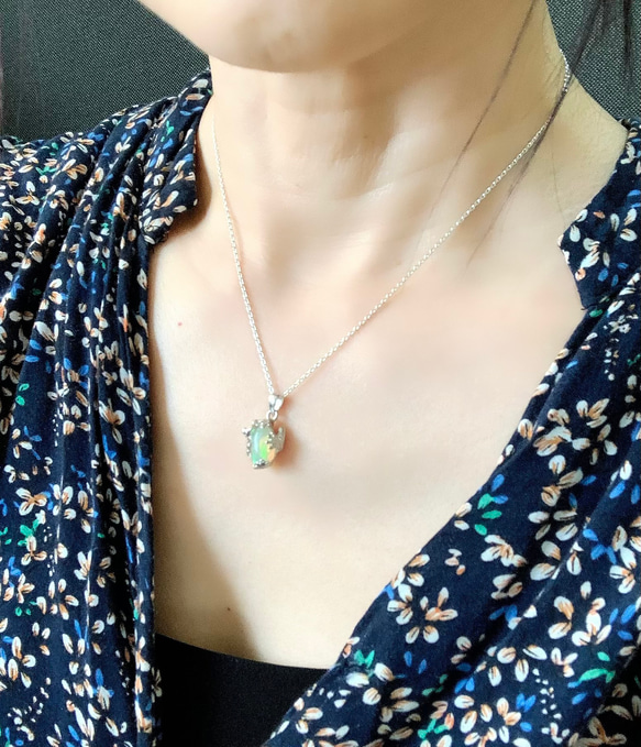 オパールにぴたっ カエルのネックレス 9枚目の画像