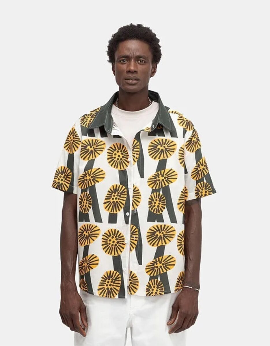 幻想的でゆめかわいいクラゲときらびやかな飾りや宇宙 ボタンアップシャツ 半袖