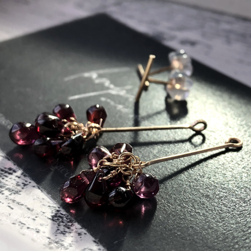 14kgf 宝石質ガーネットのピアス セミロング スワロフスキー