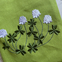 シロツメクサ刺繍　11号帆布二重仕立て（黄緑）スマホポーチ　ストラップ付　ミニポーチ付き 2枚目の画像