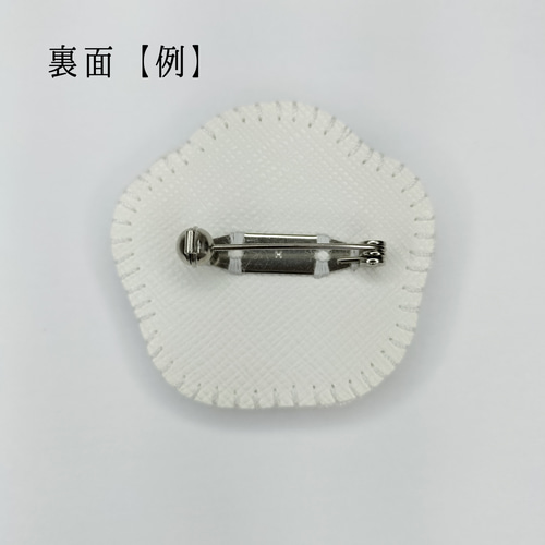 夏におすすめ】キラキラシェル ビーズ刺繍 貝殻 ブローチ(全2色