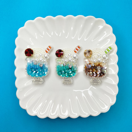 きのこ ✿ コアラ 水色 クリームソーダ ビーズ 刺繍ブローチ 純喫茶シリーズ】クリームソーダ ビーズ刺繍ブローチ ブローチ
