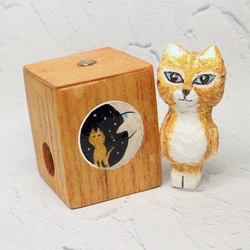 木彫り猫　チャトラ子猫　充電ケーブルキューブ付き 2枚目の画像