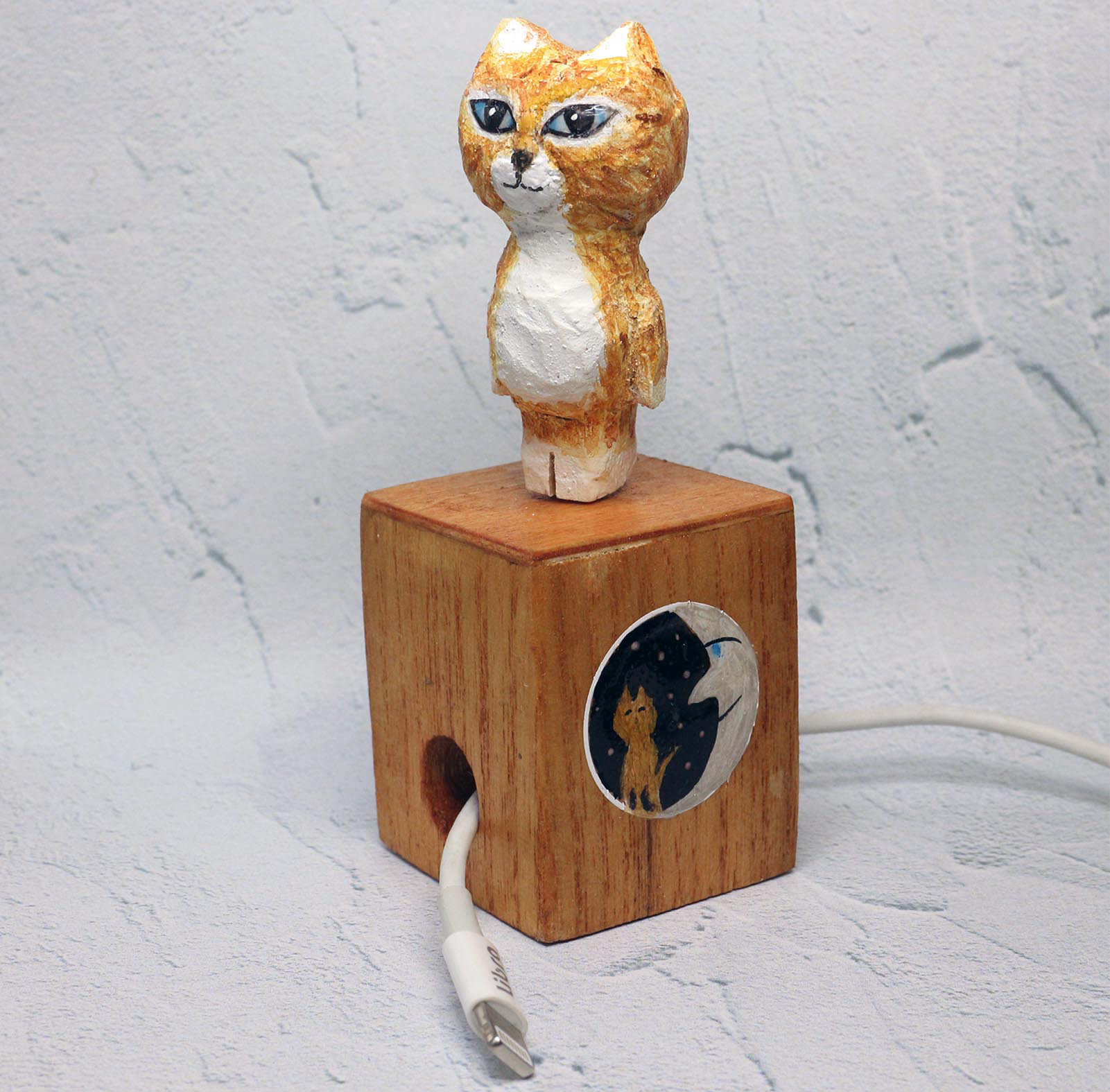 木彫り猫 チャトラ子猫 充電ケーブルキューブ付き その他置物 猫の