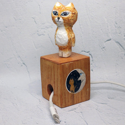 木彫り猫　チャトラ子猫　充電ケーブルキューブ付き 1枚目の画像