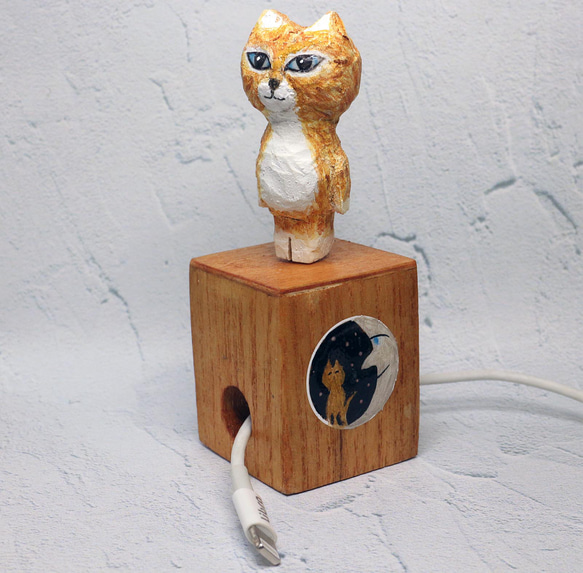 木彫り猫　チャトラ子猫　充電ケーブルキューブ付き 1枚目の画像
