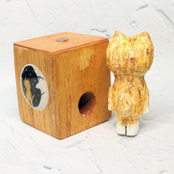 木彫り猫　チャトラ子猫　充電ケーブルキューブ付き 4枚目の画像