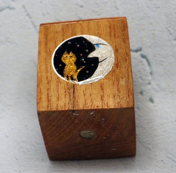 木彫り猫　チャトラ子猫　充電ケーブルキューブ付き 5枚目の画像