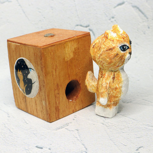 木彫り猫 チャトラ子猫 充電ケーブルキューブ付き その他置物 猫の