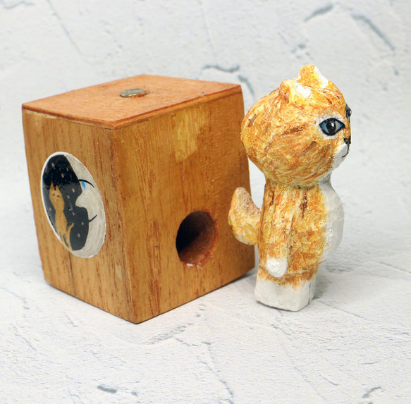 木彫り猫　チャトラ子猫　充電ケーブルキューブ付き 3枚目の画像