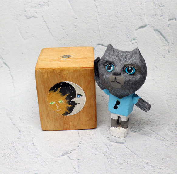 木彫り猫　ロシアンブルー 充電ケーブルキューブ付き 2枚目の画像