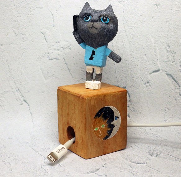 木彫り猫　ロシアンブルー 充電ケーブルキューブ付き 1枚目の画像