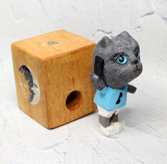 木彫り猫　ロシアンブルー 充電ケーブルキューブ付き 3枚目の画像