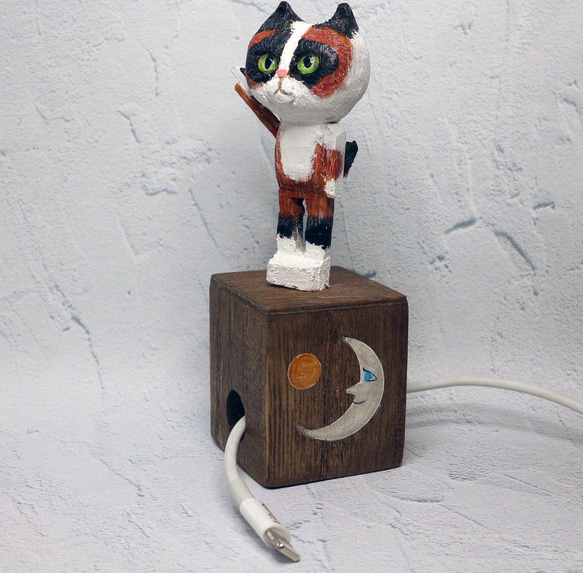 木彫り猫　 バーマン  充電ケーブルキューブ付き 1枚目の画像