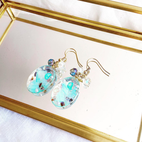 ブルーのシェルが煌めくレジンピアス イヤリング ピアス（フック