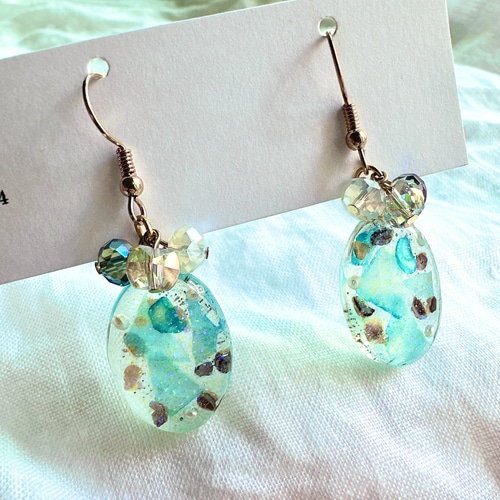 ブルーのシェルが煌めくレジンピアス イヤリング ピアス（フック