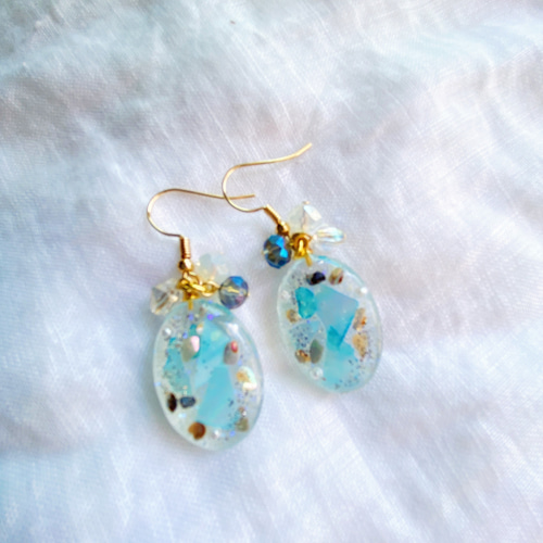 ブルーのシェルが煌めくレジンピアス イヤリング ピアス（フック