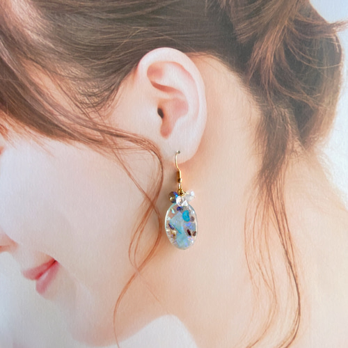 ブルーのシェルが煌めくレジンピアス イヤリング ピアス（フック