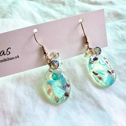 ブルーのシェルが煌めくレジンピアス イヤリング ピアス（フック
