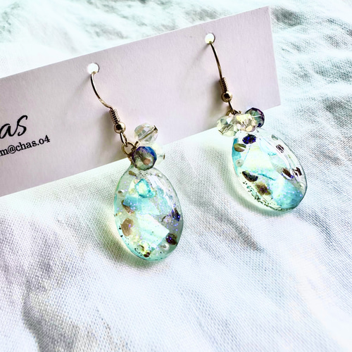 ブルーのシェルが煌めくレジンピアス イヤリング ピアス（フック