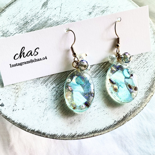 ブルーのシェルが煌めくレジンピアス イヤリング ピアス（フック