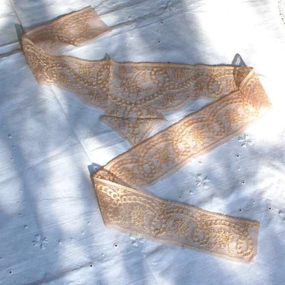 ヴィンテージレース 刺繍入りのピンクベージュ 107cm 3枚目の画像