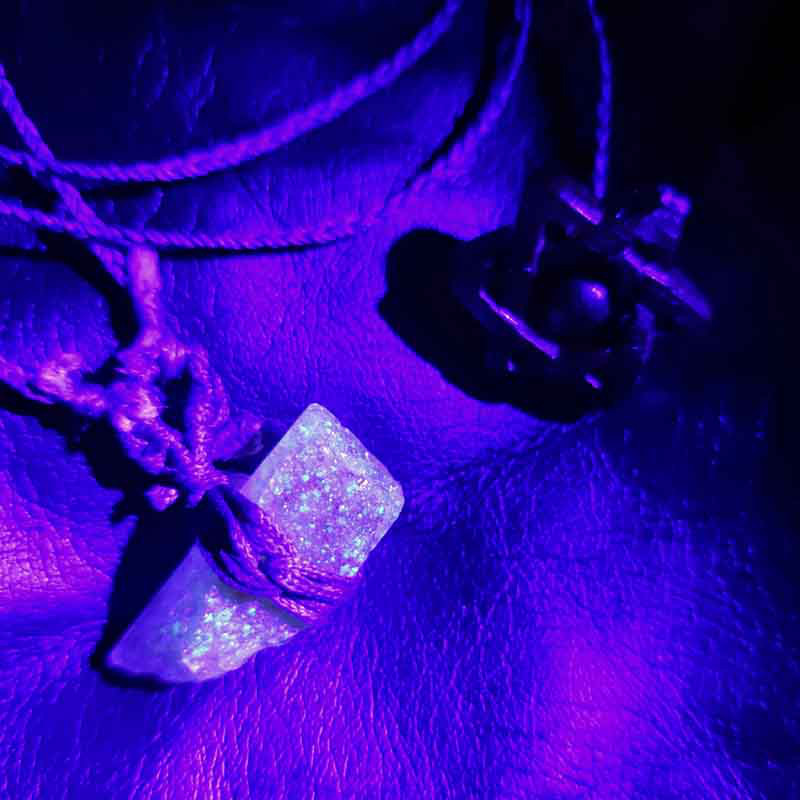 光る牙と切り取られた虹・北海道オパール（北海道石）ペンダント2種その②