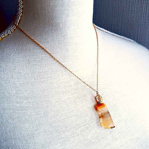 光る牙と切り取られた虹・北海道オパール（北海道石）ペンダント2種