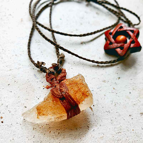 光る牙と切り取られた虹・北海道オパール（北海道石）ペンダント2種